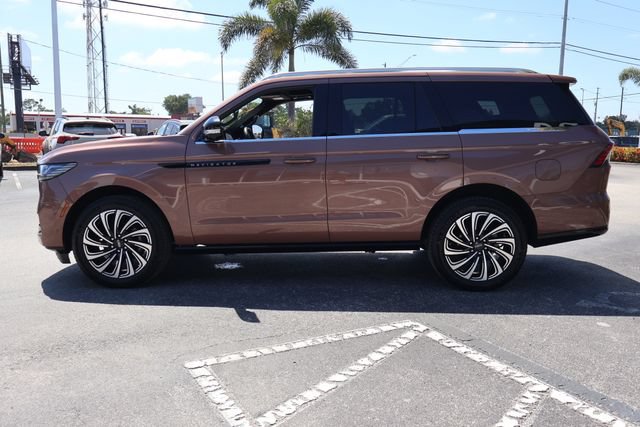 Used 2025 Lincoln Navigator Black Label AWD/4WD image 4