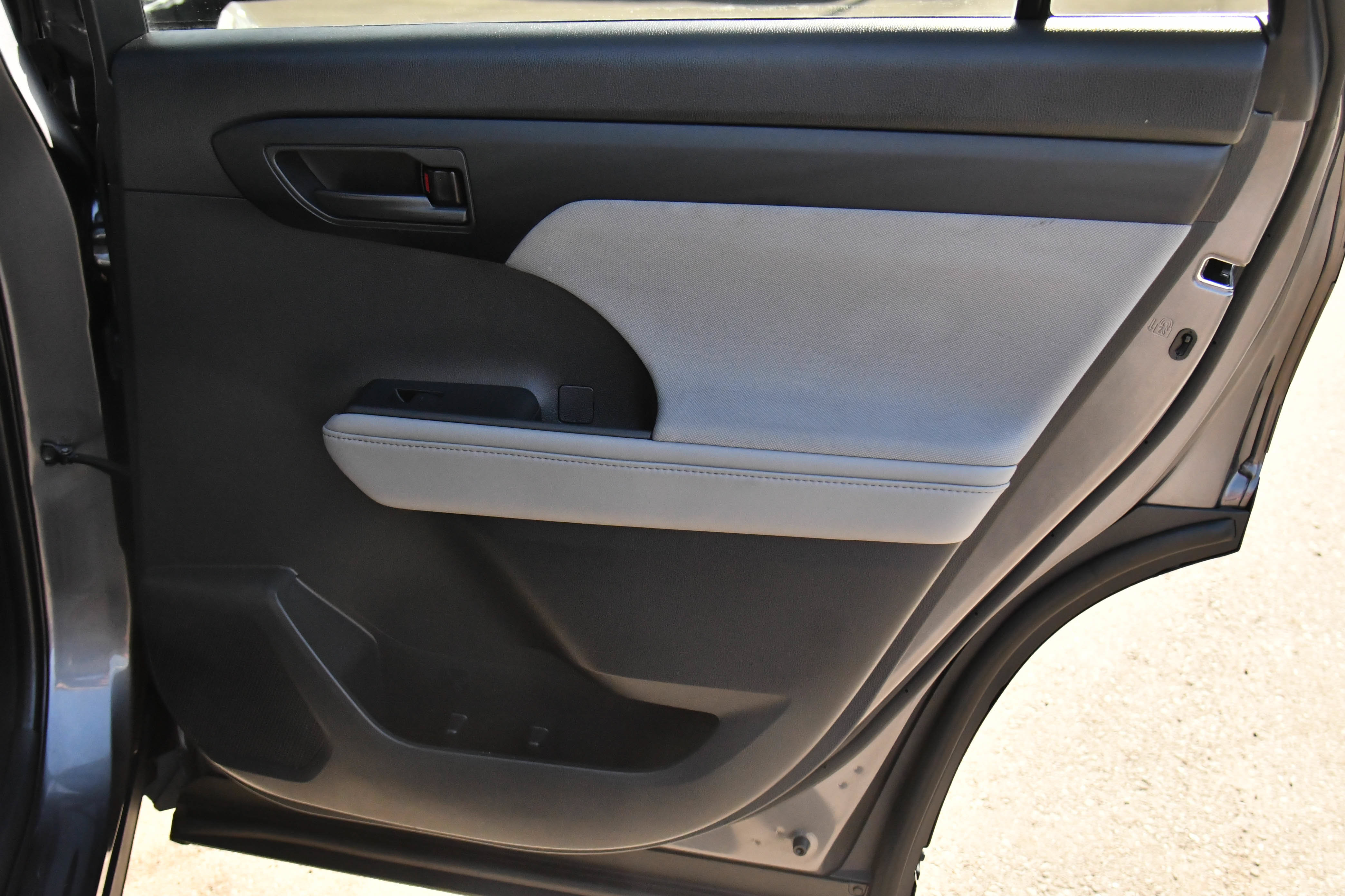 Used 2021 Toyota Highlander L FWD image 41