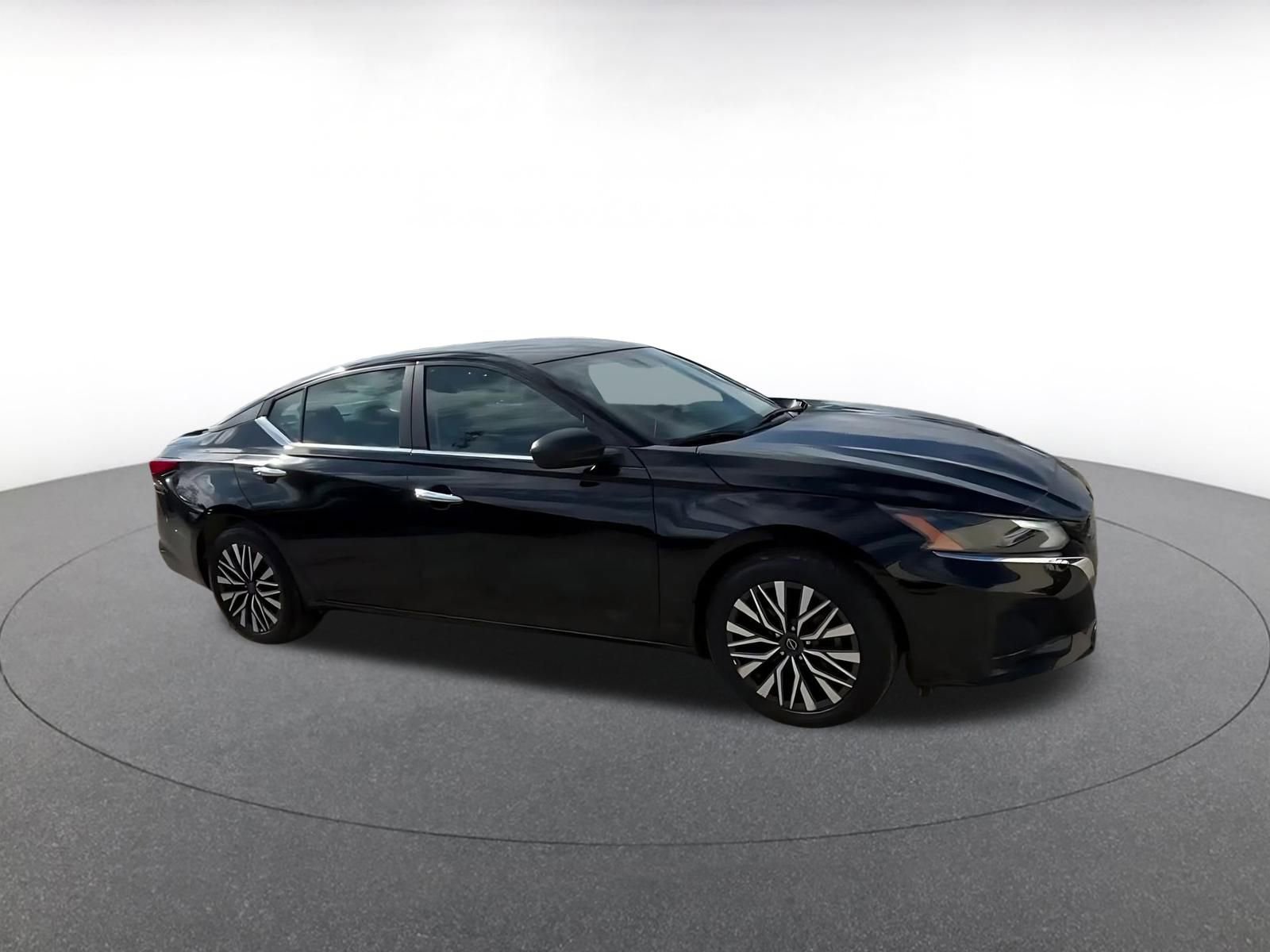 Used 2025 Nissan Altima 2.5 SV FWD image 2