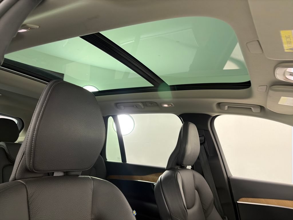 Used 2024 Volvo XC90 B5 Plus AWD/4WD image 32