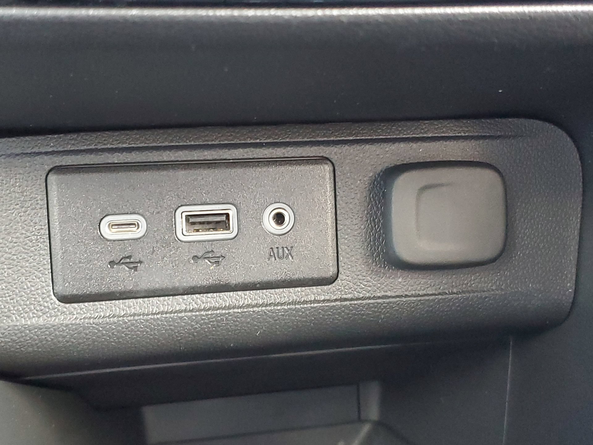 Used 2023 Buick Encore GX Preferred w/ Cold Weather Comfort Package FWD image 29