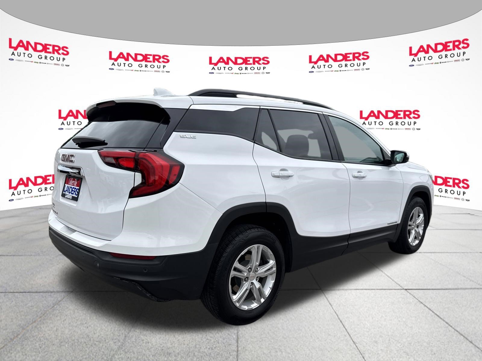 Used 2021 GMC Terrain SLE w/ Driver Convenience Package FWD image 3