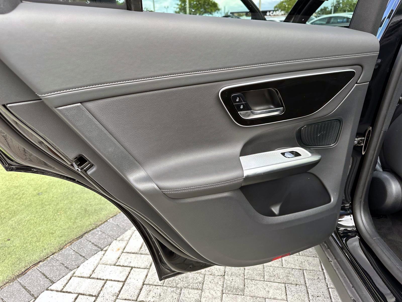 Used 2025 Mercedes-Benz GLC 300 image 12