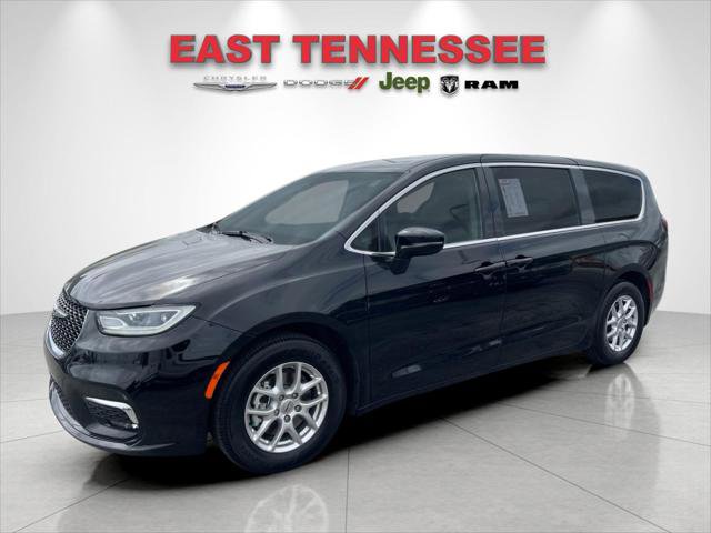 Used 2024 Chrysler Pacifica Touring-L image 7