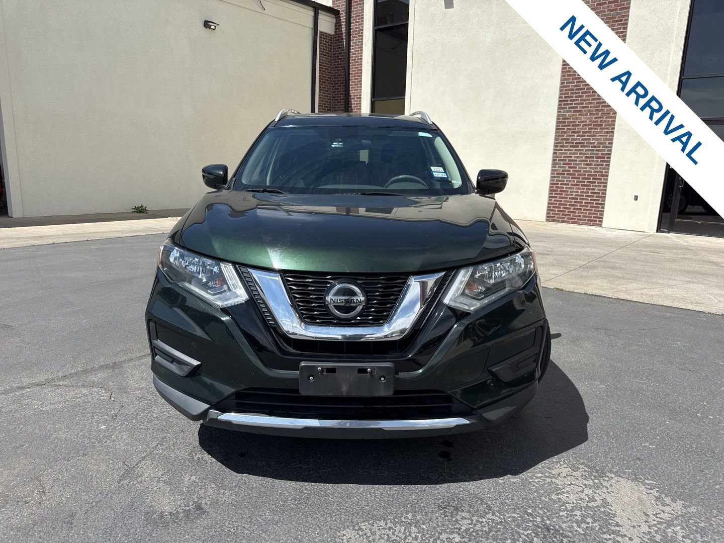Used 2020 Nissan Rogue SV image 2
