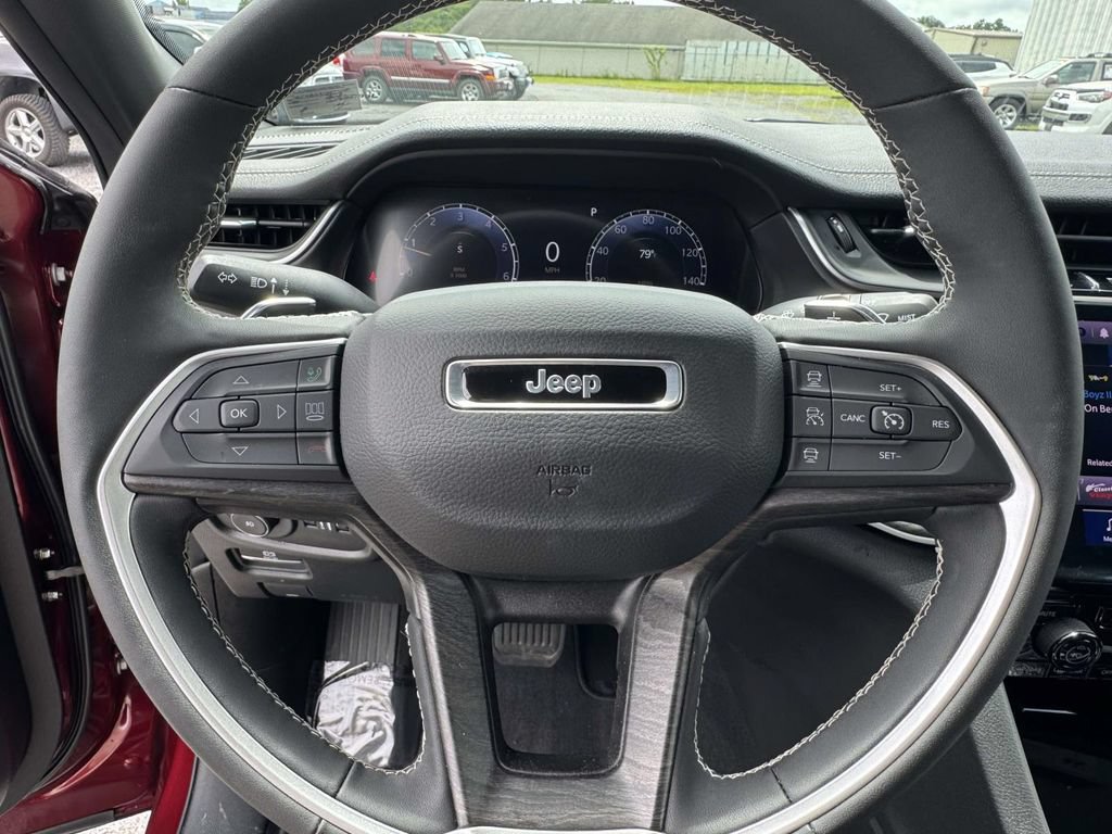 Used 2025 Jeep Grand Cherokee Limited AWD/4WD image 17