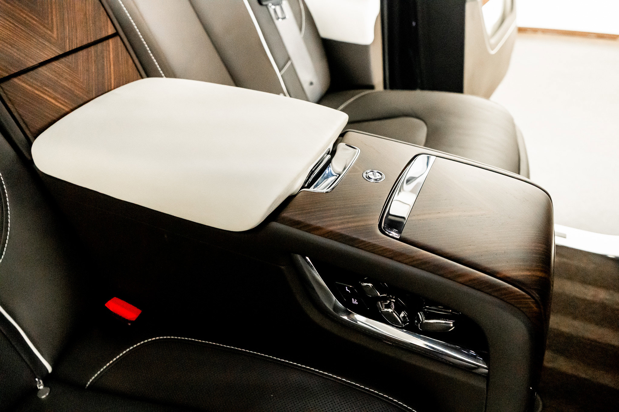 Used 2023 Rolls-Royce Cullinan w/ Cullinan Package image 27