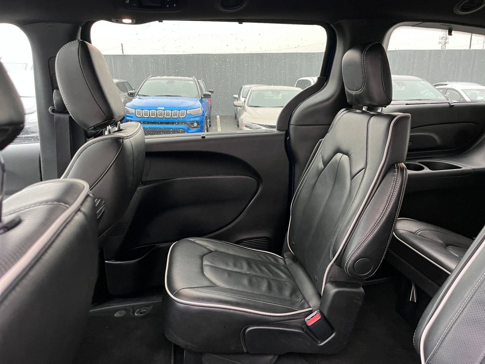 Used 2025 Chrysler Pacifica Limited image 43