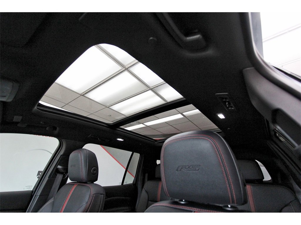 Used 2025 Chevrolet Traverse RS image 29