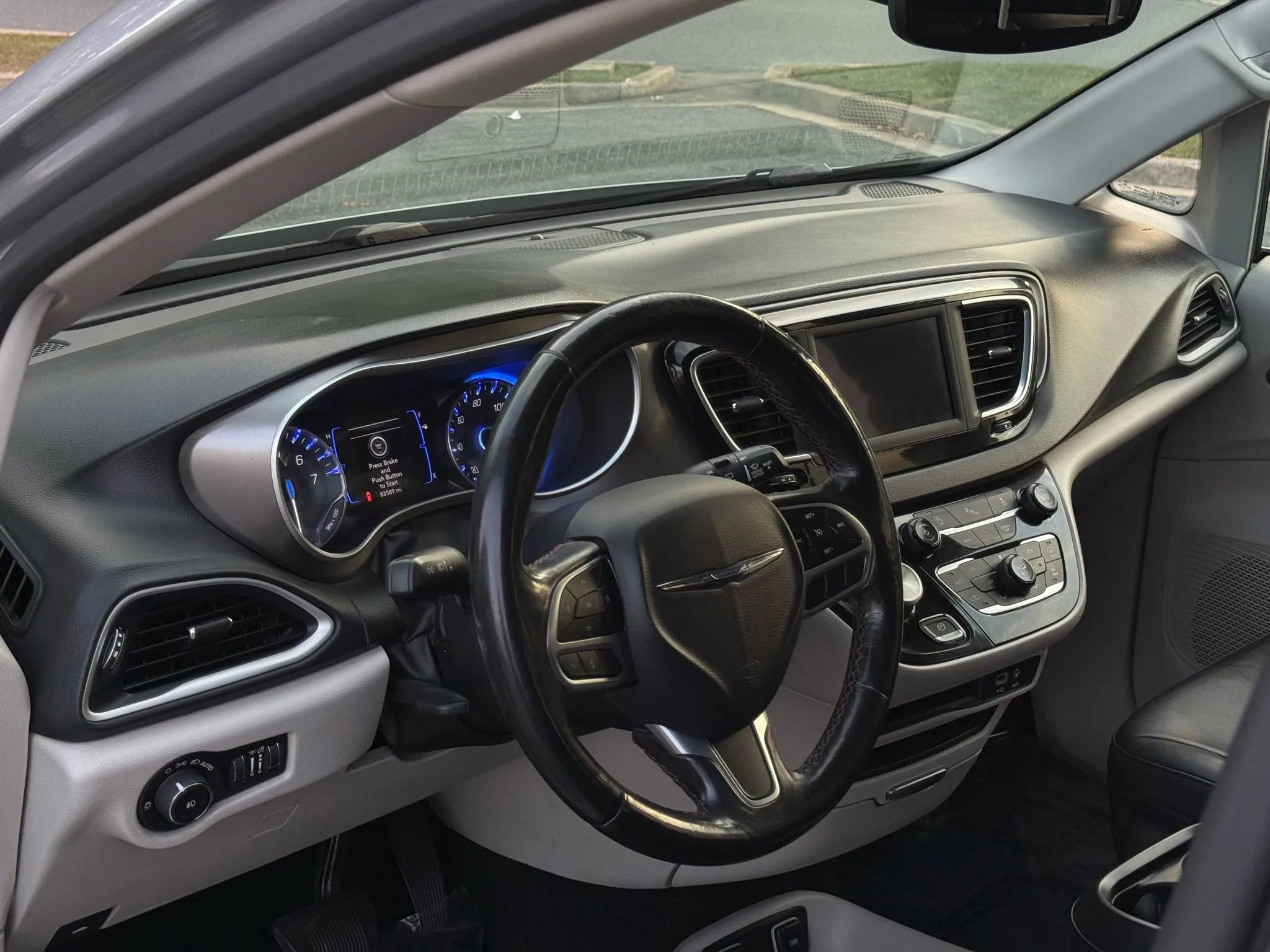 Used 2020 Chrysler Pacifica Touring-L image 15
