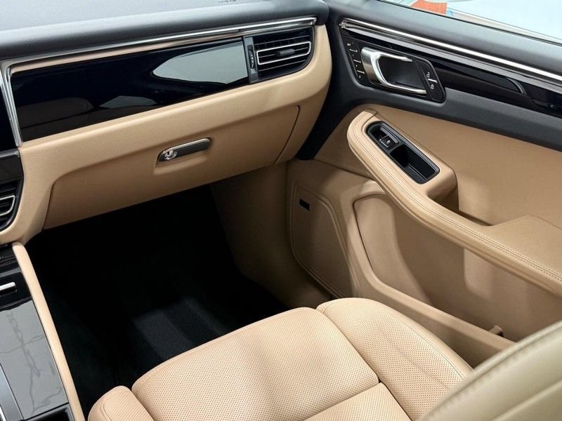 Certified 2025 Porsche Macan AWD/4WD image 19