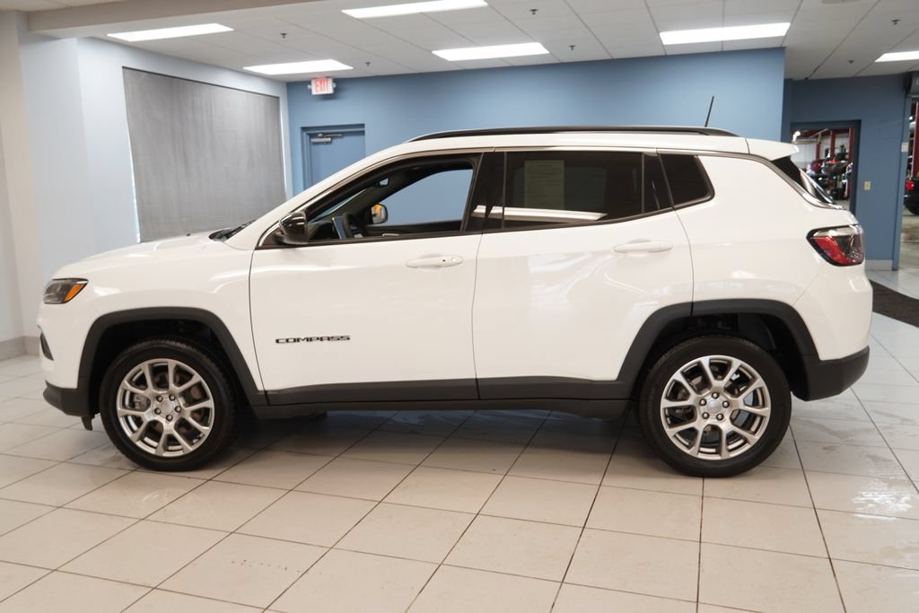 Used 2023 Jeep Compass Latitude AWD/4WD image 2