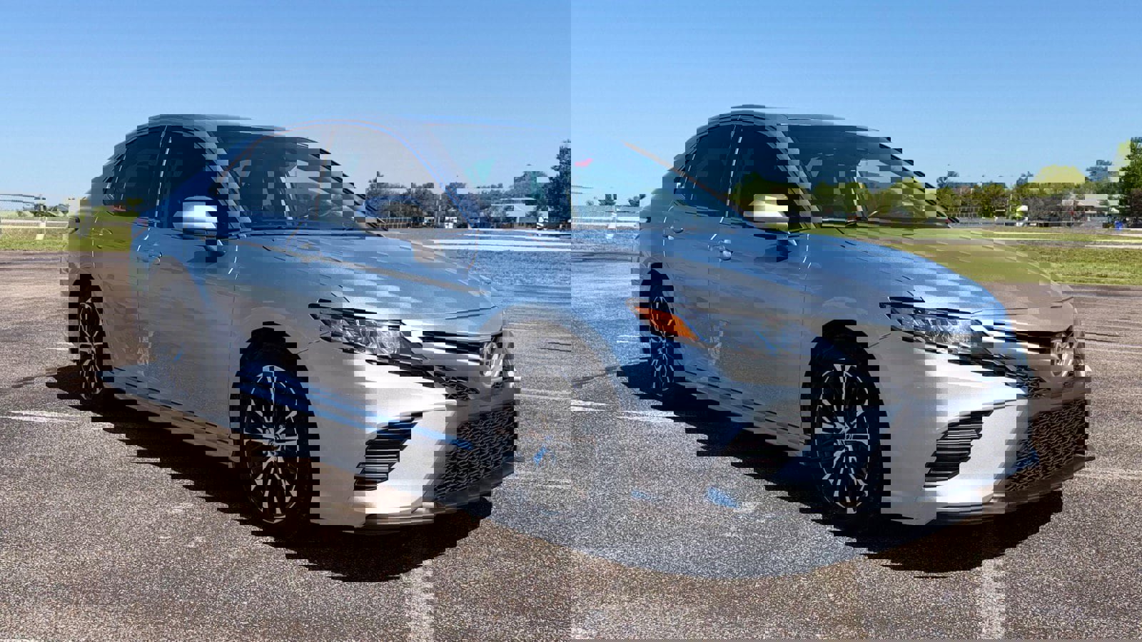 Used 2020 Toyota Camry SE image 1