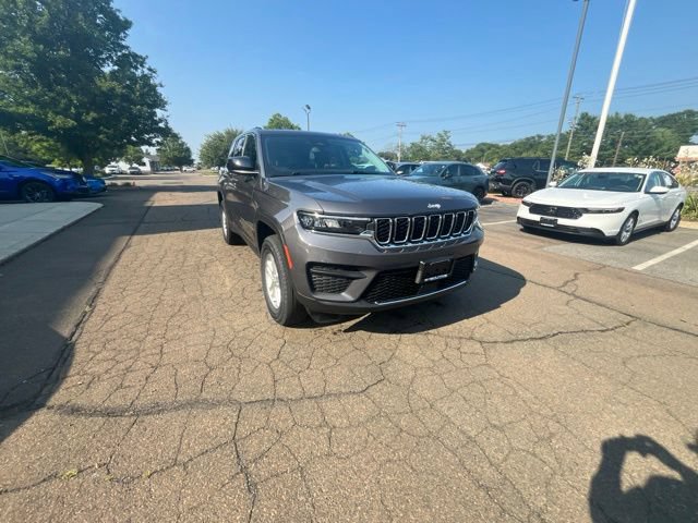 Used 2023 Jeep Grand Cherokee Laredo AWD/4WD image 27