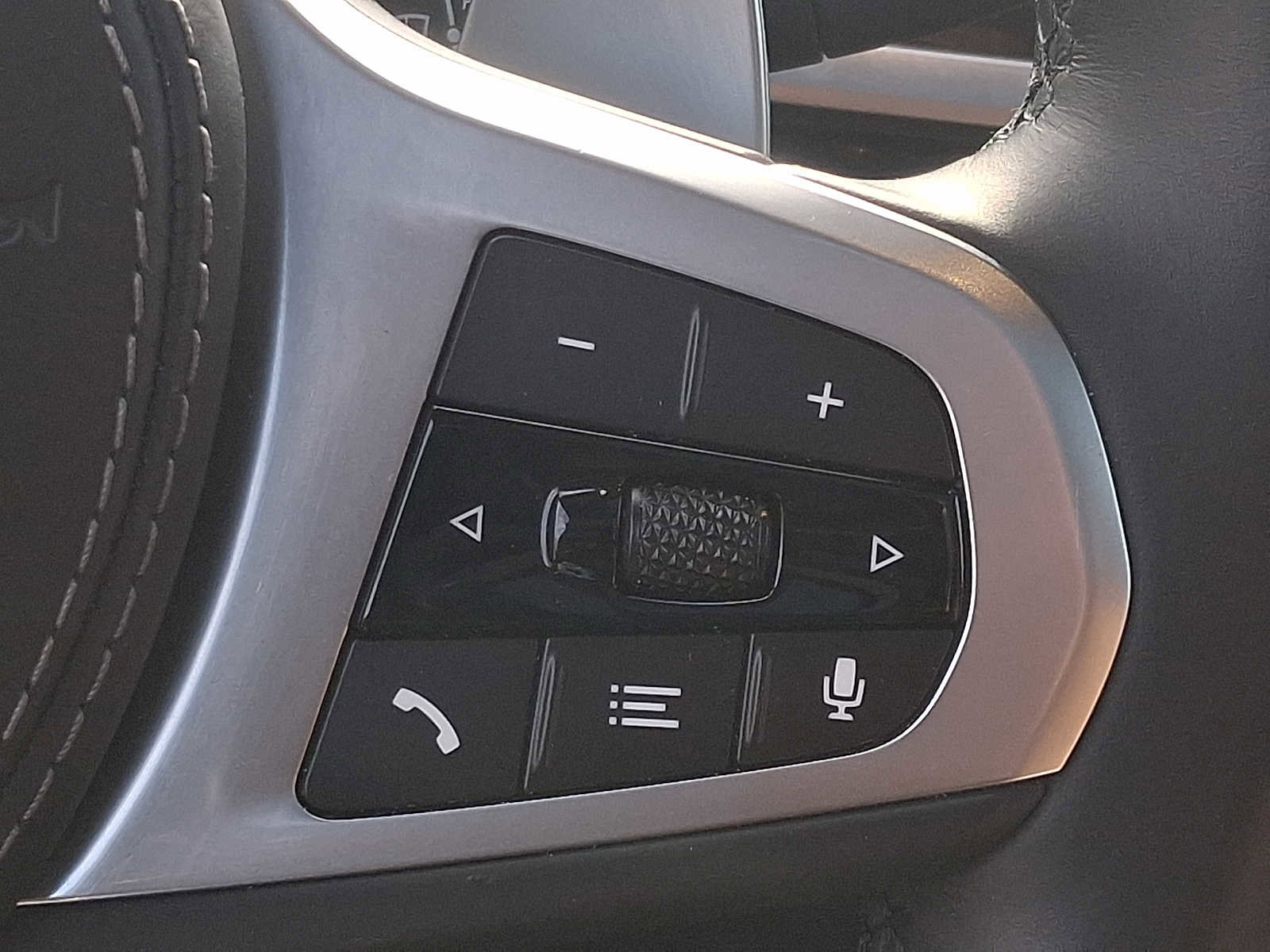 Used 2024 BMW X7 xDrive40i w/ M Sport Package image 25