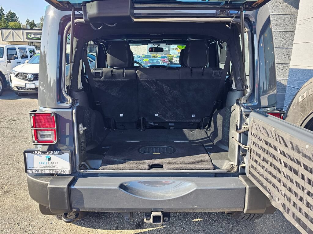 Used 2018 Jeep Wrangler Unlimited Sahara w/ Connectivity Group AWD/4WD image 19