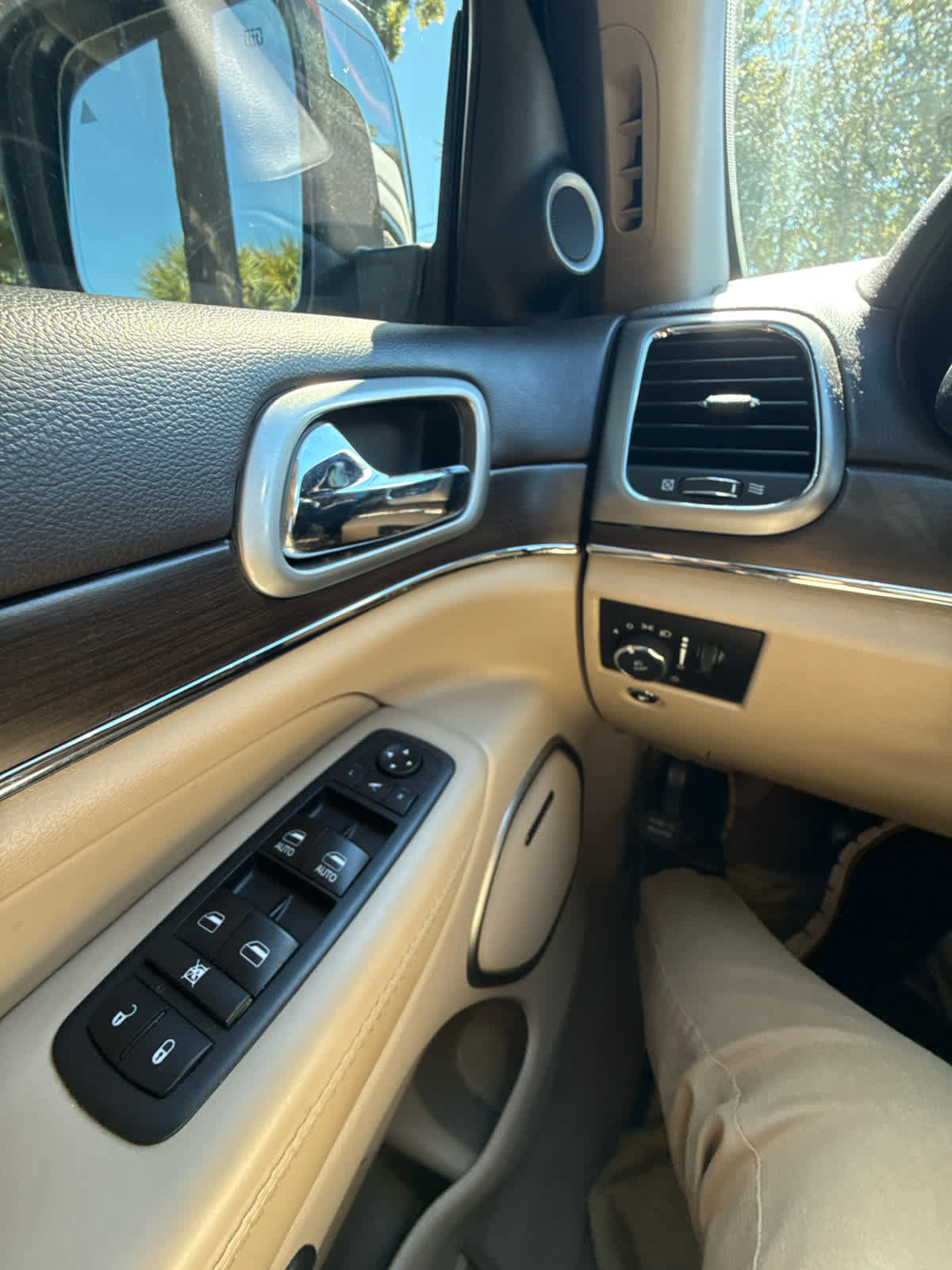 Used 2018 Jeep Grand Cherokee Overland AWD/4WD image 14