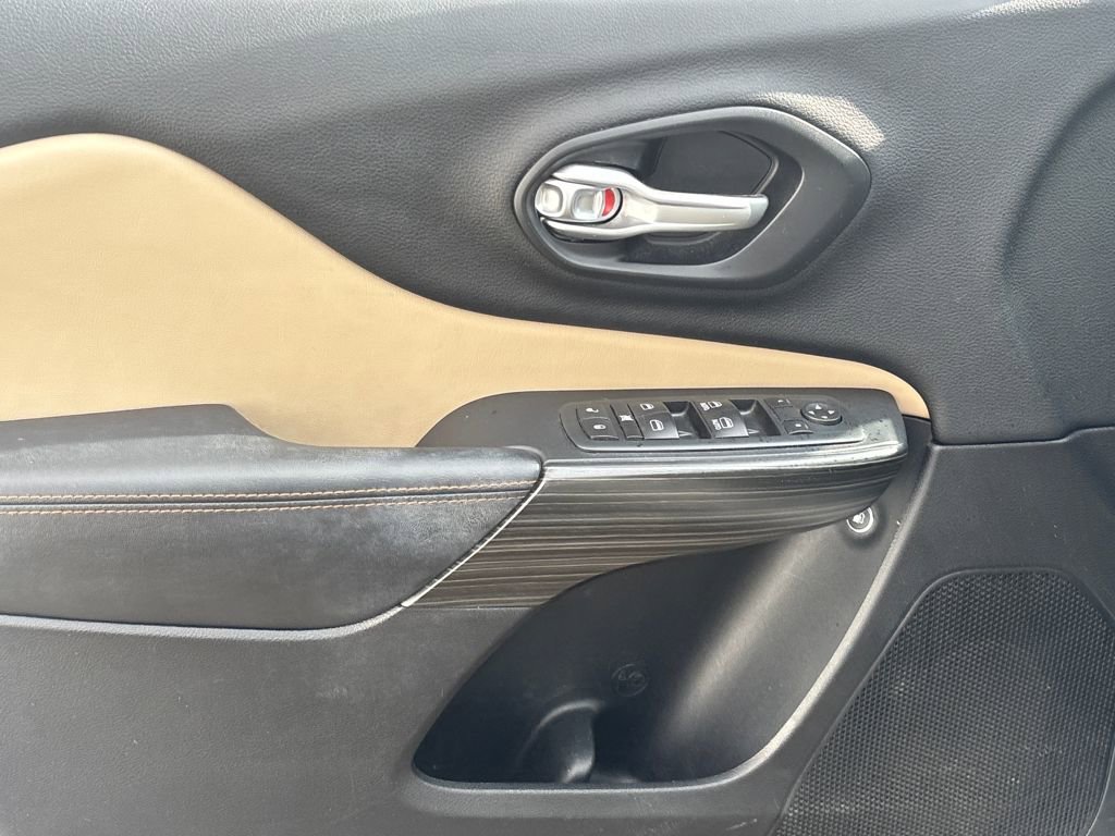 Used 2016 Jeep Cherokee Limited image 6