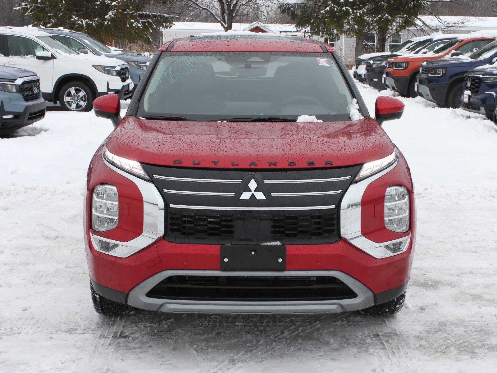 New 2025 Mitsubishi Outlander SE image 2