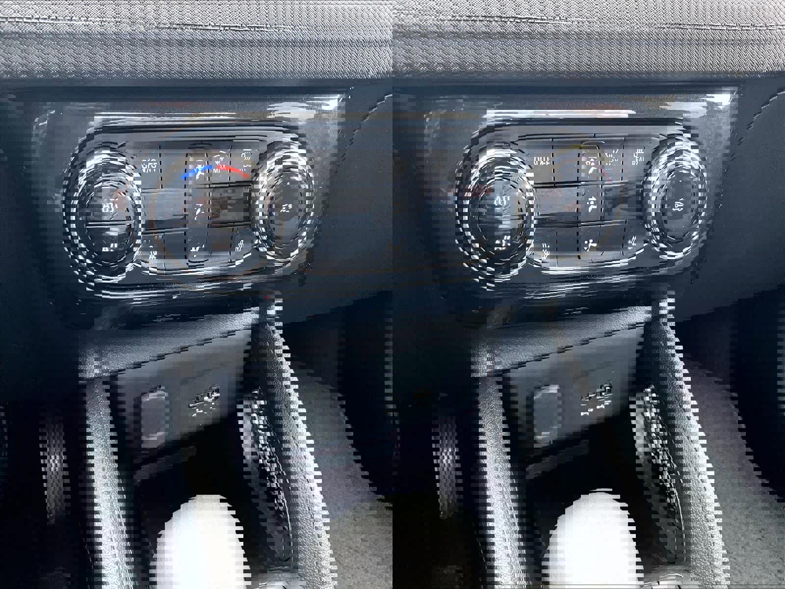 Used 2025 Chevrolet TrailBlazer LT w/ Convenience Package AWD/4WD image 43