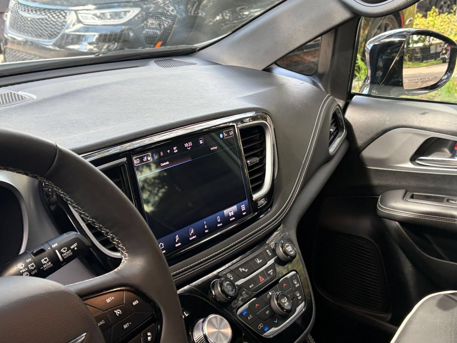 Used 2025 Chrysler Pacifica Limited FWD image 36