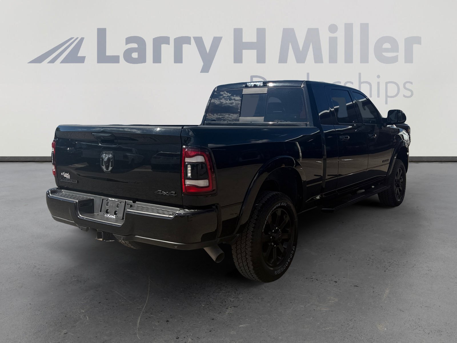 Used 2019 RAM 3500 Laramie w/ Black Appearance Package AWD/4WD image 5