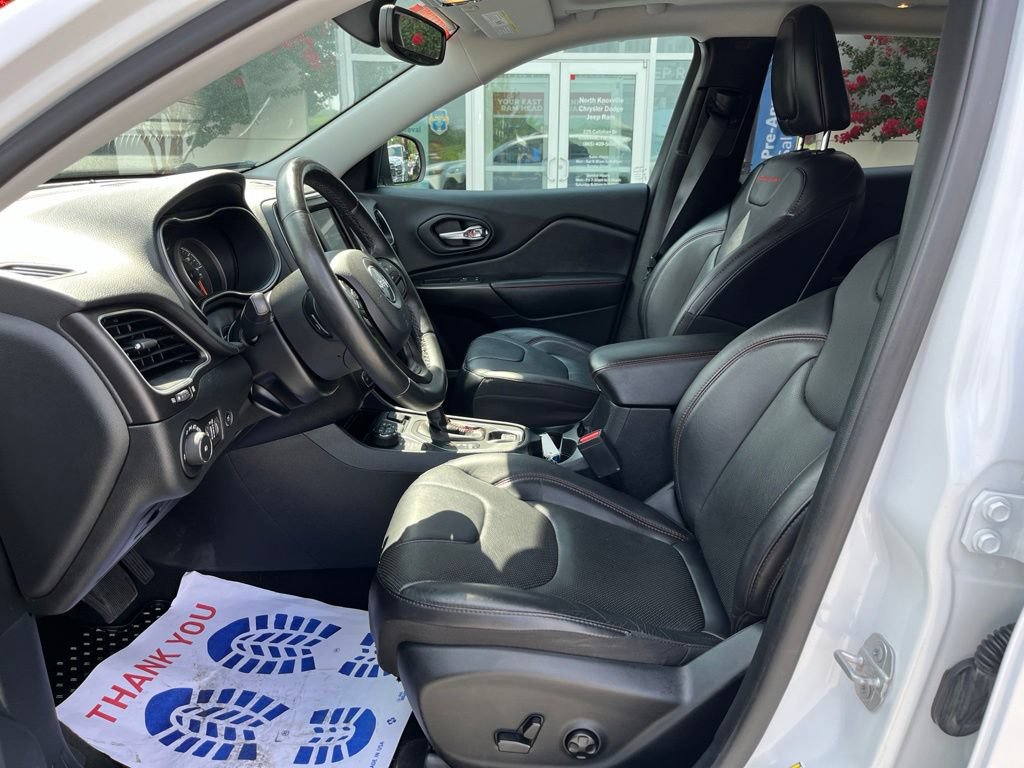 Used 2019 Jeep Cherokee Trailhawk AWD/4WD image 4