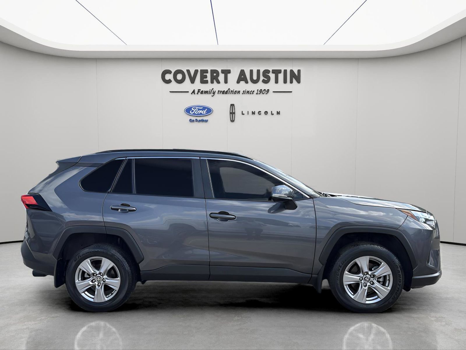 Used 2025 Toyota RAV4 XLE w/ Convenience Package FWD image 6