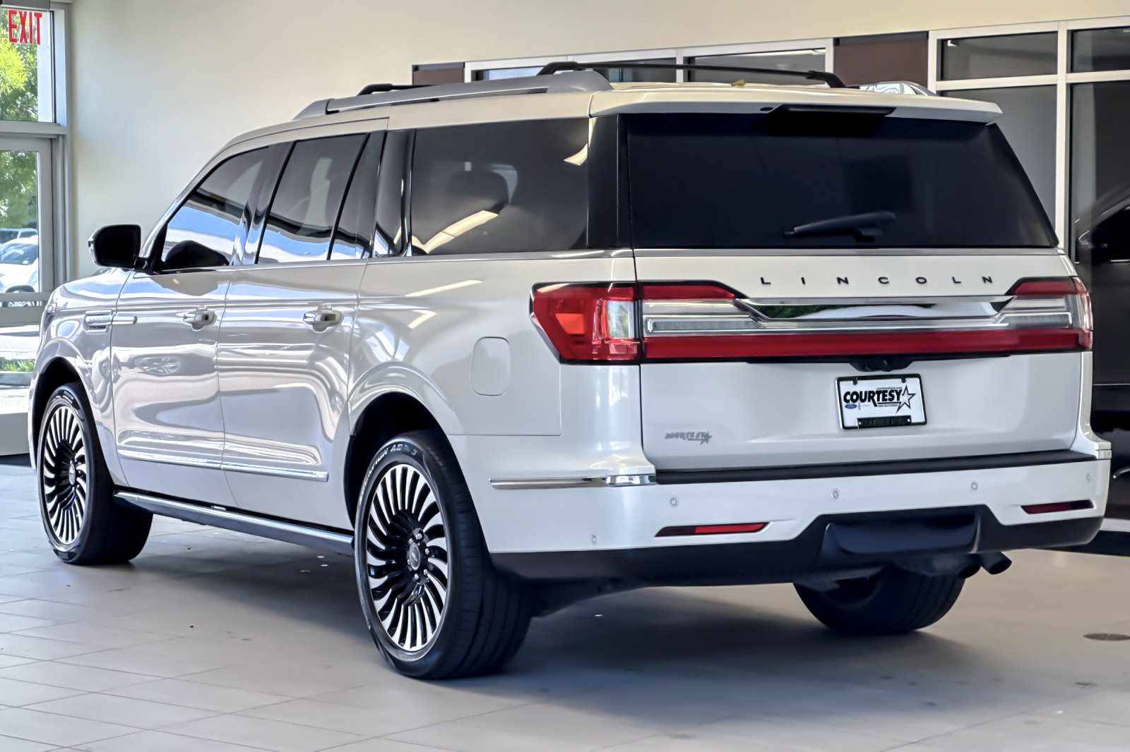 Used 2019 Lincoln Navigator L Reserve AWD/4WD image 6