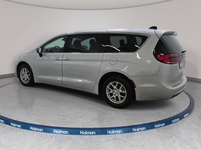 Used 2024 Chrysler Pacifica Touring-L FWD image 8