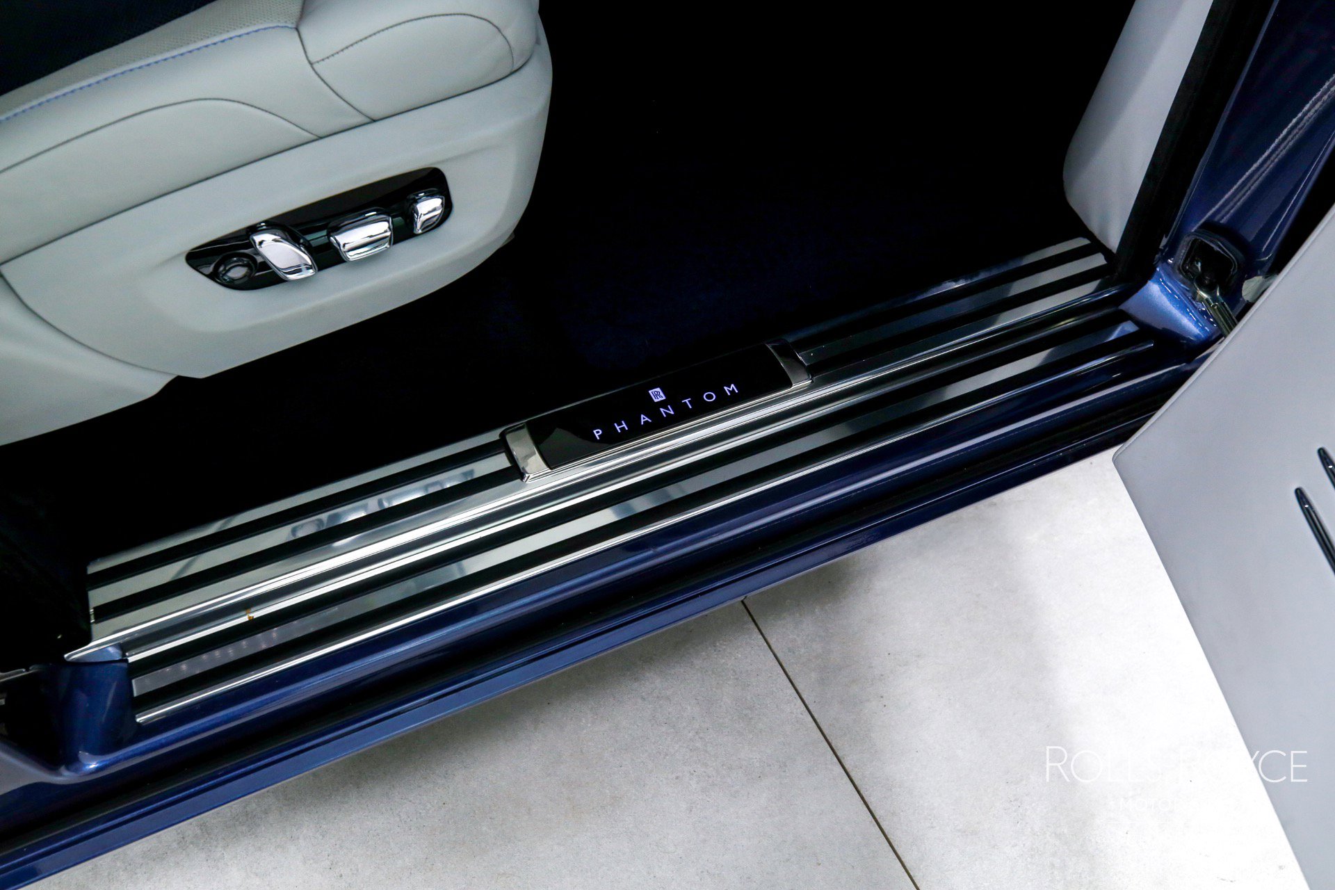 Used 2019 Rolls-Royce Phantom Sedan image 37