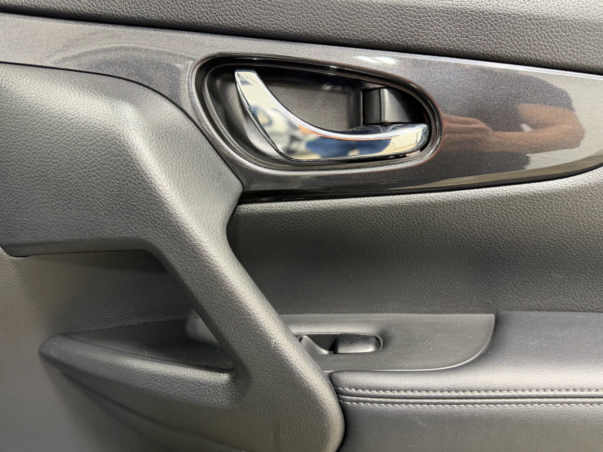 Used 2018 Nissan Rogue SV image 26