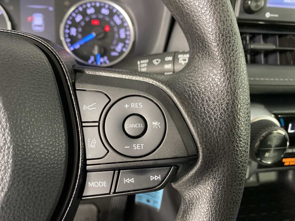 Used 2021 Toyota RAV4 LE AWD/4WD image 16