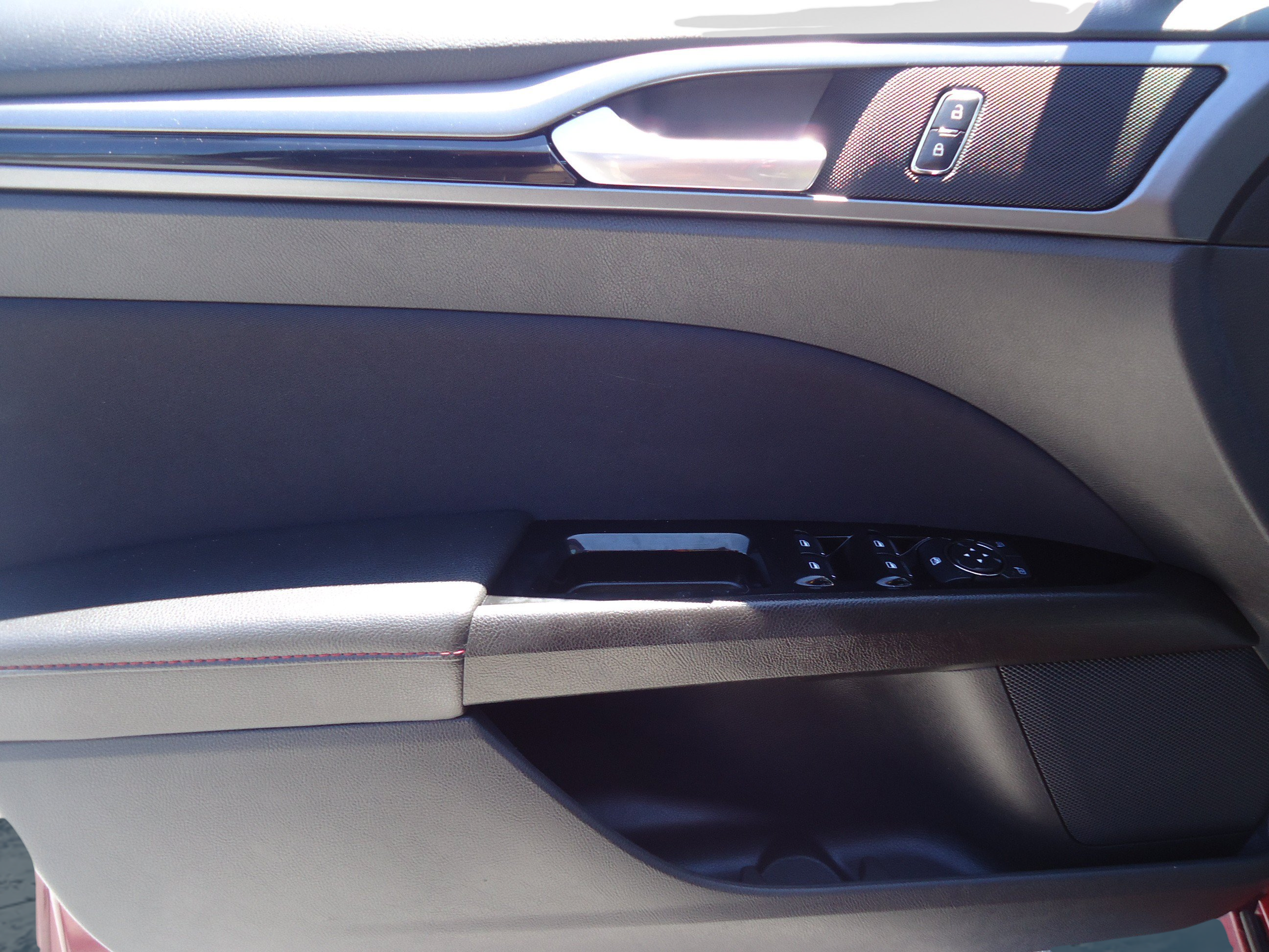 Used 2015 Ford Fusion SE FWD image 19
