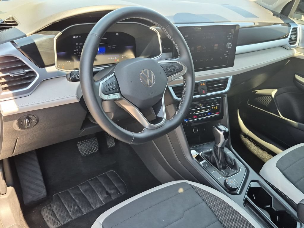 Used 2025 Volkswagen Taos SE AWD/4WD image 15