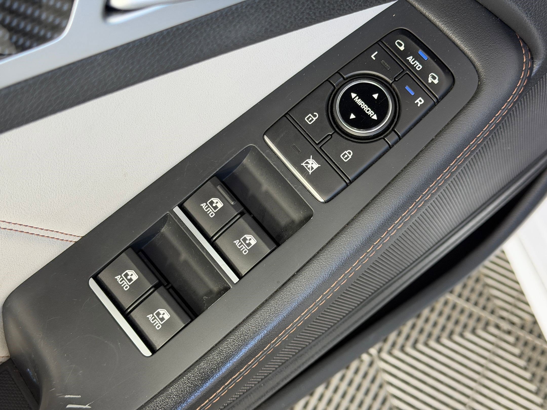 Used 2018 Genesis G80 3.3T Sport RWD image 24