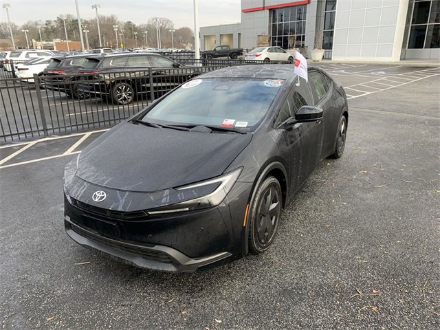 Used 2024 Toyota Prius LE video 1