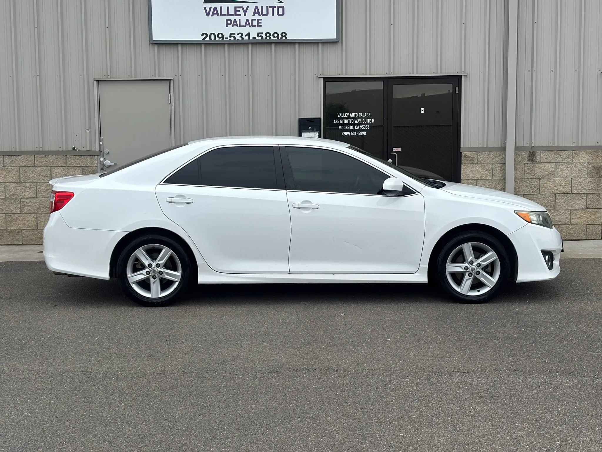 Used 2014 Toyota Camry SE w/ Fleet Convenience Package FWD image 2
