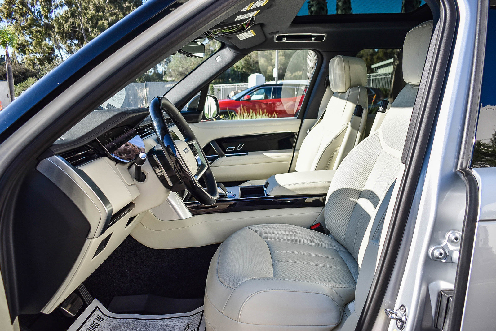 Used 2025 Land Rover Range Rover SE image 18