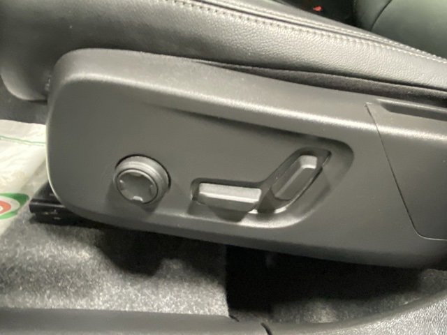 Used 2025 Volvo XC40 B5 Core image 12