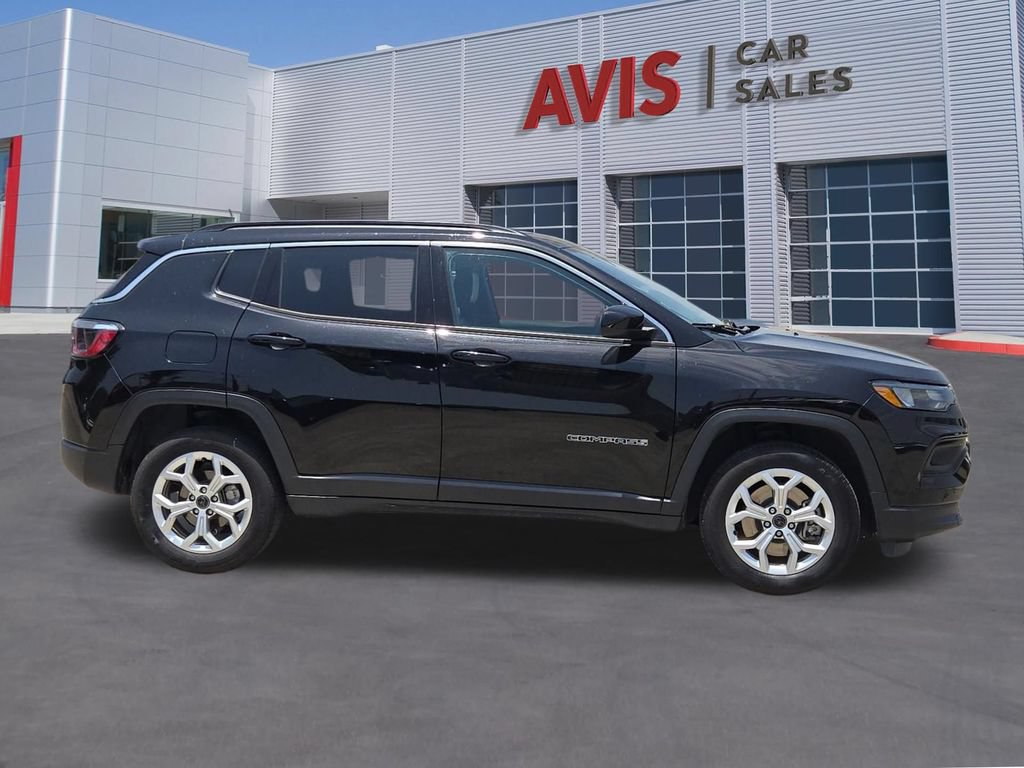 Used 2025 Jeep Compass Latitude w/ Sun & Sound Group AWD/4WD image 5