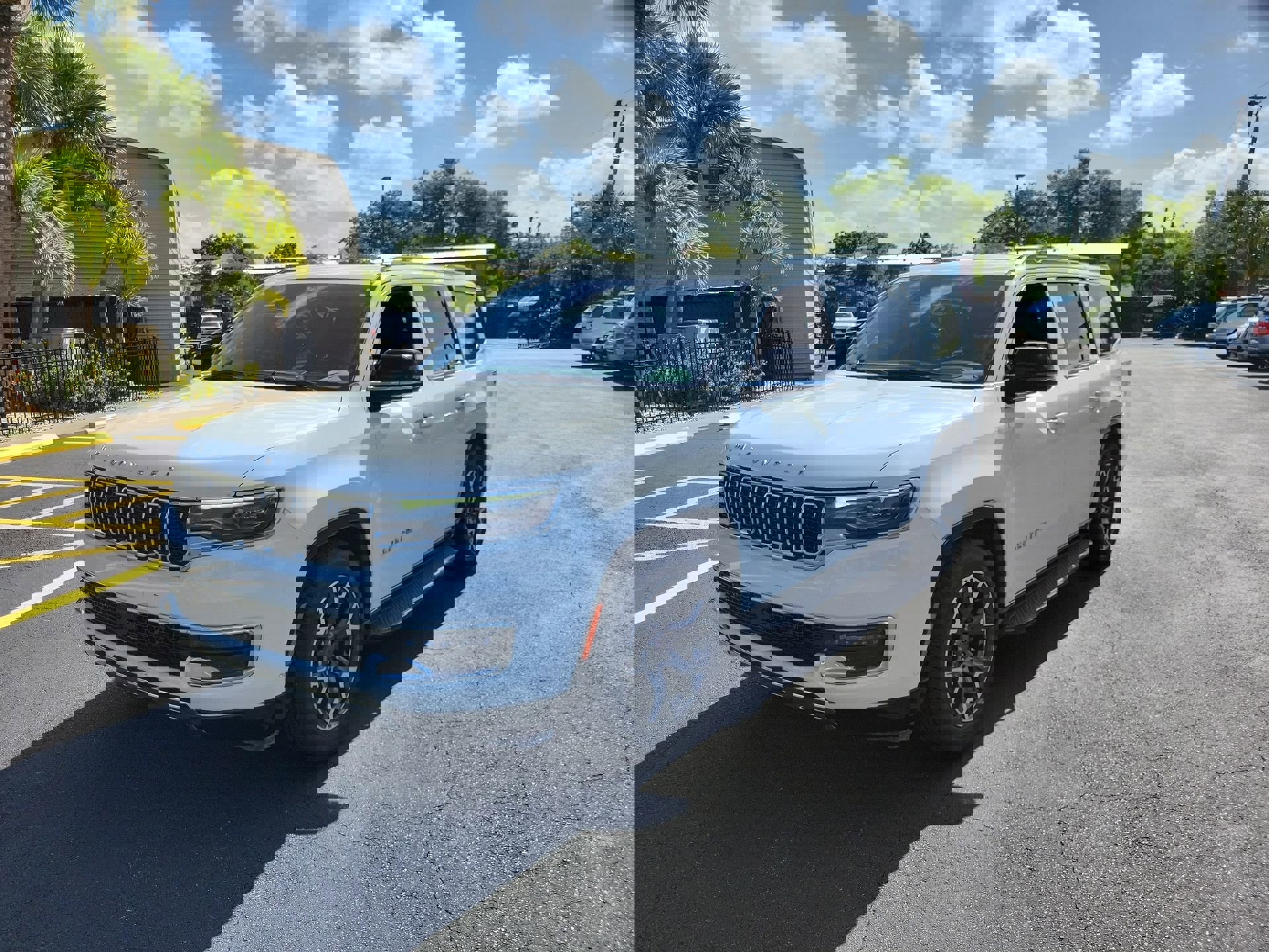 Used 2024 Jeep Wagoneer Series III AWD/4WD image 10