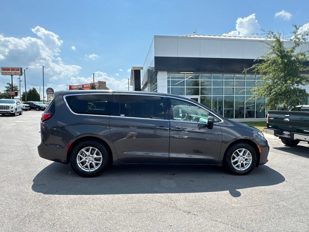 Used 2023 Chrysler Pacifica Touring-L FWD image 8