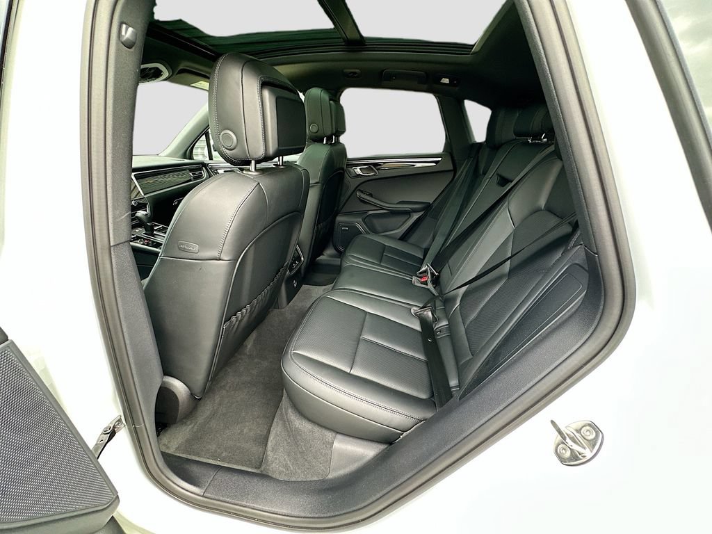 Certified 2026 Porsche Macan AWD/4WD image 24