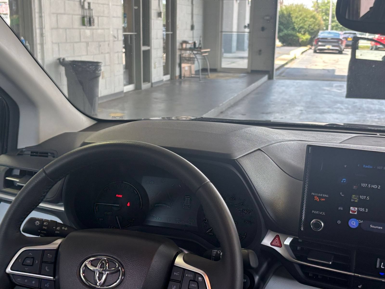 Used 2025 Toyota Sienna XLE FWD image 36