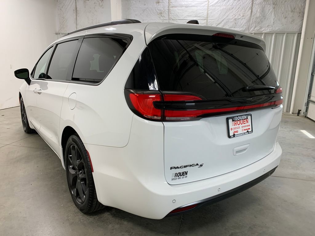 Used 2023 Chrysler Pacifica Touring-L FWD image 5