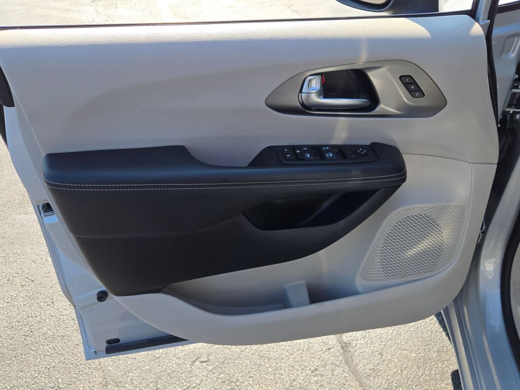 Used 2023 Chrysler Pacifica Touring-L FWD image 25