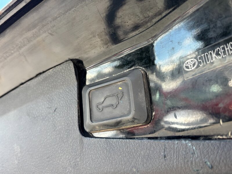 Used 2013 Toyota Highlander Limited AWD/4WD image 19