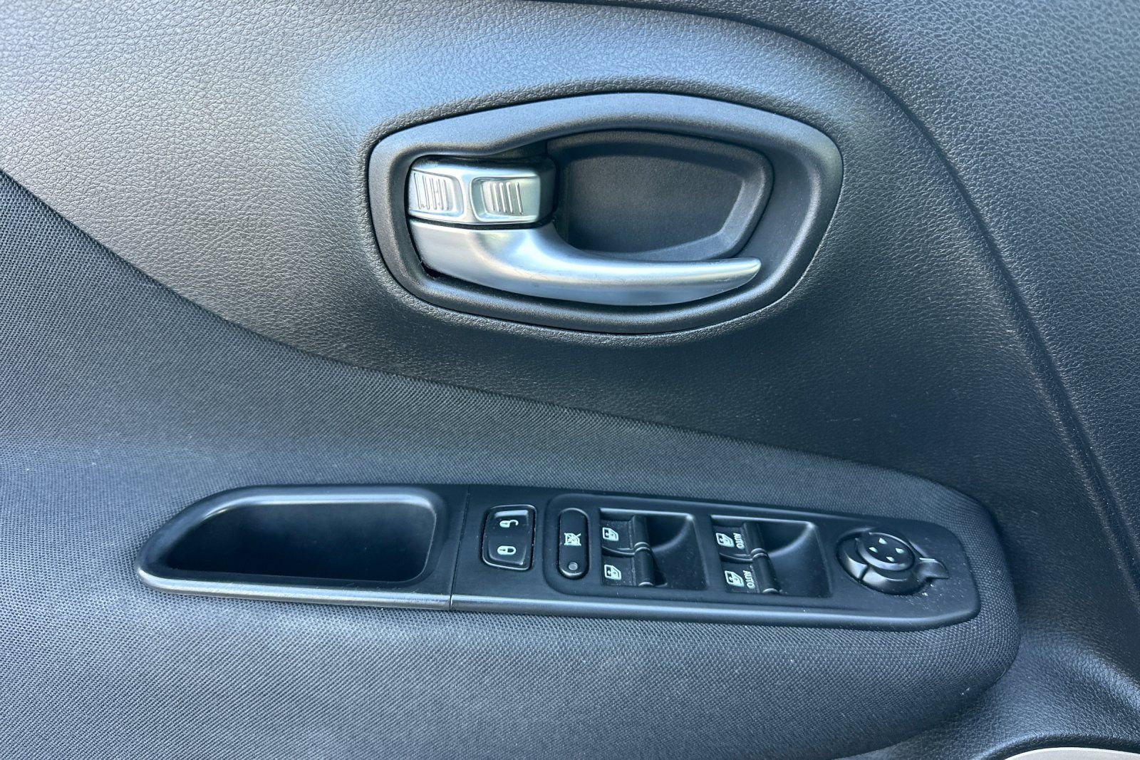 Used 2017 Jeep Renegade Sport w/ Power & Air Group FWD image 10