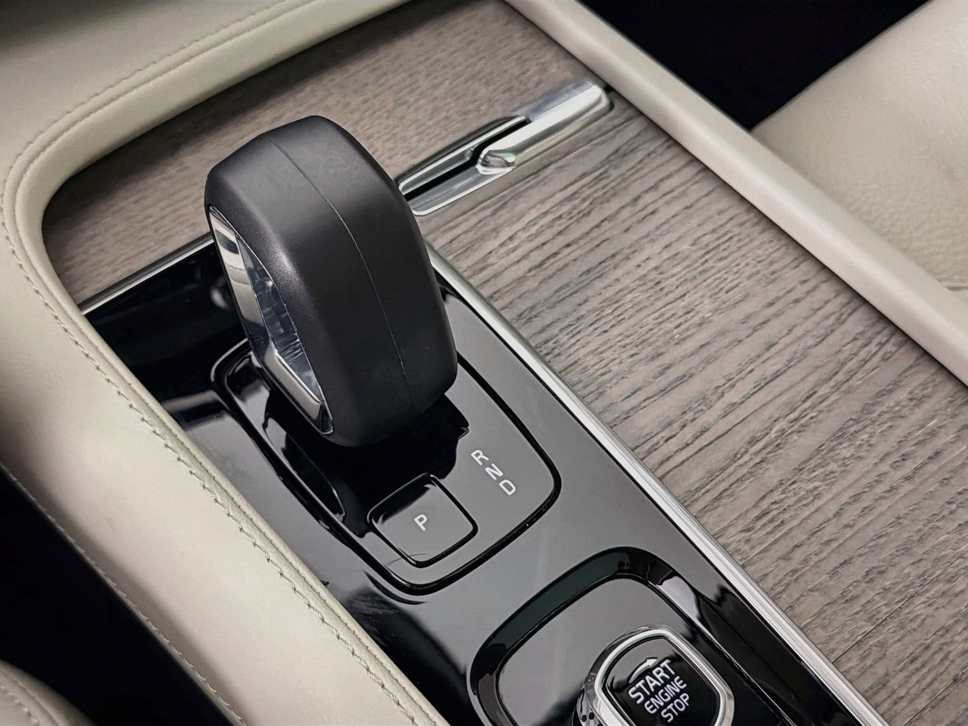 Certified 2024 Volvo XC90 B5 Plus AWD/4WD image 18